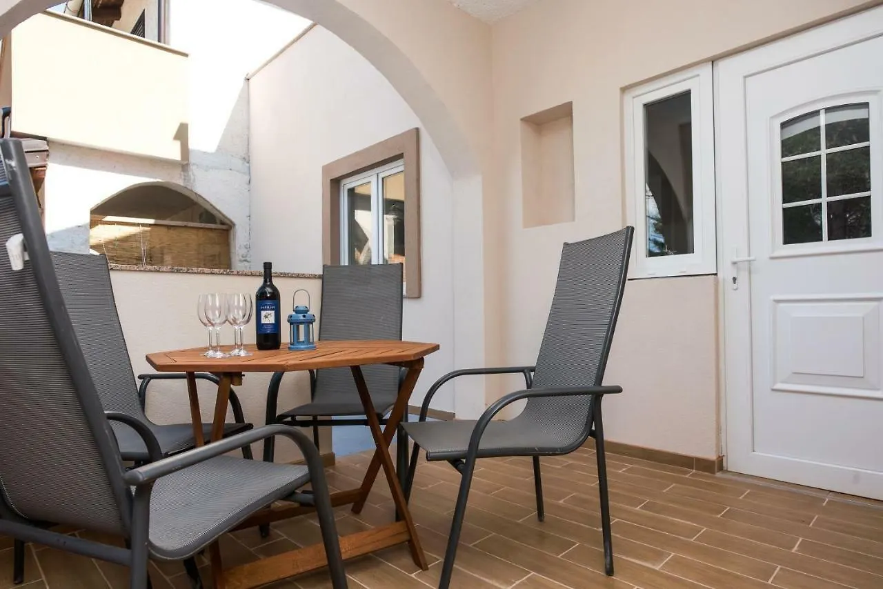 Apartment Antonio Vir 0*,